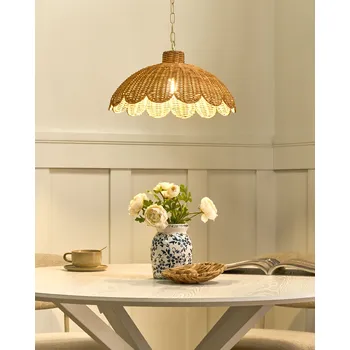 Závěsná lampa z přírodního ratanu s vroubkovaným okrajem mušle vestavná ve vintage stylu Beliani