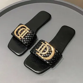 Dámské pantofle Módní dámské pantofle s kovovým logem Barva: Černá, Velikost: 42