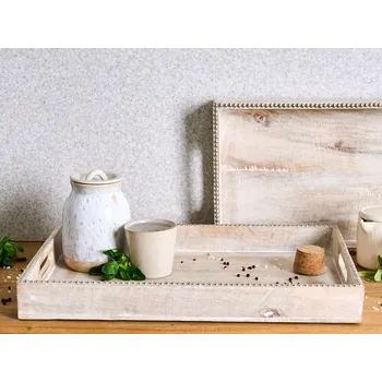 Sada 2 servírovacích podnosů světle hnědé mangové dřevo tácek moderní boho styl doplňky Beliani