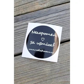 Kulatá samolepka s nápisem Text: Nezapomeň sa usmívať