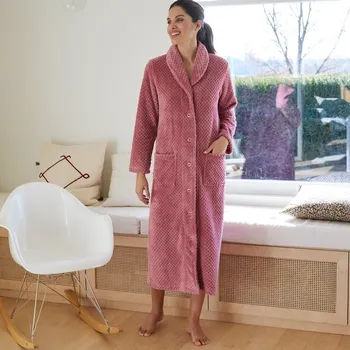 Dámské noční prádlo Dlouhý fleecový župan s texturou a zapínáním na knoflíky růžová 52