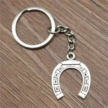 Přívěsek na klíče podkova