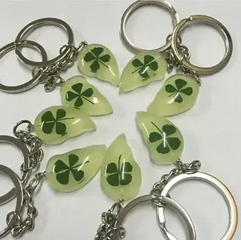 Klíčenka Čtyřlístek svítící ve tmě