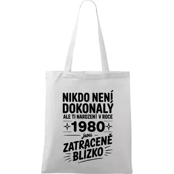 Nákupní taška Nikdo není dokonalý ale ti narození v roce 1980 jsou zatraceně blízko - Taška bavlněná - 42 x 38 cm ( Bílá )