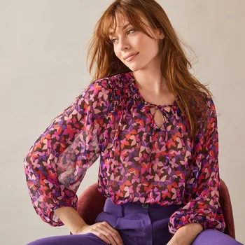 Dámská halenka Halenka se žabičkováním a potiskem černá/fialová 50