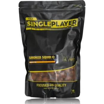 Boilies SINGLEPLAYER Boilies Smoked Squid 24 mm 5 kg + Booster zdarma!