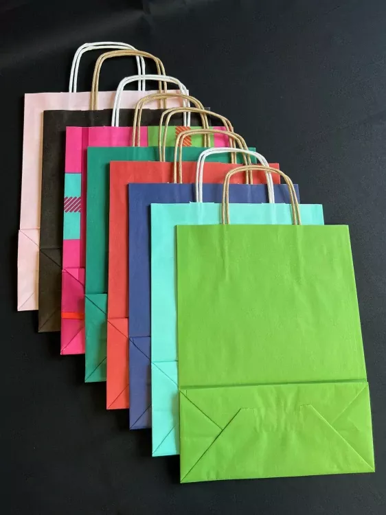 PAPÍROVÉ TAŠKY S KROUCENÝMI UCHY-BARVA MIX (Barevné papírové tašky )