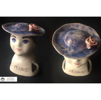 SUVENÝR PRAGUE - ORIGINÁLNÍ KERAMICKÝ STOJÁNEK NA UBROUSKY - ELEGANTNÍ DÁMA