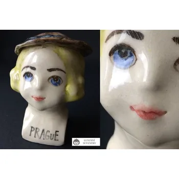 SUVENÝR PRAGUE - ORIGINÁLNÍ KERAMICKÝ STOJÁNEK NA UBROUSKY - ROZMARNÁ SLEČNA