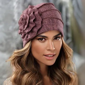 Čepice KRUMLOVANKA Dámská vlněná čepice s květem W-0615/242M světle strarorůžový melange