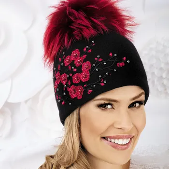 Čepice KRUMLOVANKA Dámská vlněná čepice s bambulí W-0159/018 černá