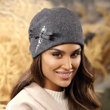 Čepice KRUMLOVANKA Dámská vlněná čepice s aplikací bižuterie W-0566/844 antracitová
