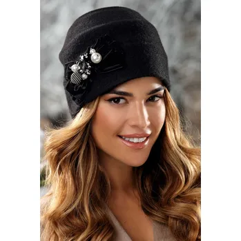 Čepice KRUMLOVANKA Dámská černá zimní čepice s bižuterií W-0681/018