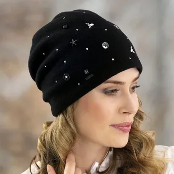 Čepice KRUMLOVANKA Dámská vlněná čepice s kovovou bižuterií podšitá flísem W-0524 černá