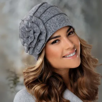 Čepice KRUMLOVANKA Dámská vlněná čepice s květem W-0615/983M šedý melange