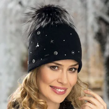 Čepice KRUMLOVANKA Zimní čepice s banbulí W-0029/018 černá