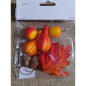 Podzimní přízdoby dýně, listy, šišky