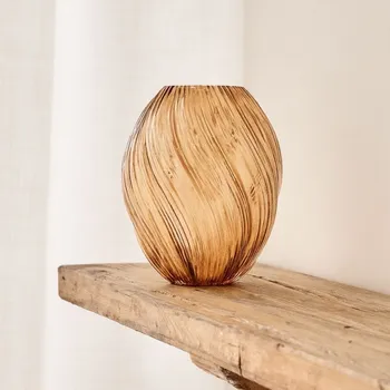 Váza HOMLA Skleněná váza Swirl hnědá