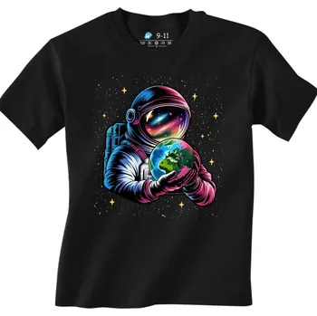 Dětské tričko Planeta Země v Dlaních Astronauta (Barva: Černá)