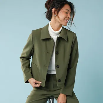 Jednobarevná krátká lehká bunda pro menší postavu khaki 34