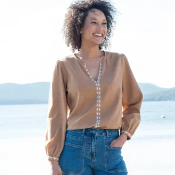 Dámská halenka Jednobarevná halenka s výšivkou a rozparkem ve výstřihu oříšková 38