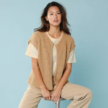 Dámská vesta Vesta z úpletu s chlupem, pro malou postavu béžová 38/40