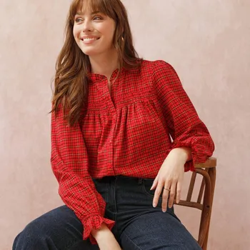 Dámská halenka Kostkovaná halenka s volánkem a žabičkováním červená 40
