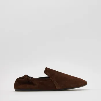 Dámský kabát Reserved - Loafery z semiše s nařasením - tmavě hnědá - 245FF-89X - 245FF-89X-35