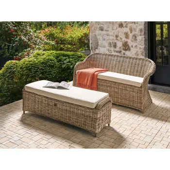 Zahradní lavice Zahradní lavice lavička z přírodního ratanu bílá krémové bílé polštáře 150 cm taburet venkovní vnitřní zahrada terasa balkon boho styl Beliani