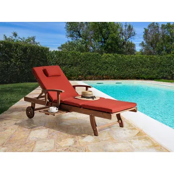 Zahradní lehátko Zahradní lehátko akáciové dřevo červený polštář nastavitelné opěradlo zabudovaná kolečka venkovský rustikální styl zahrada Beliani
