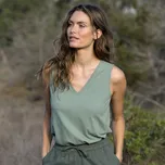Jednobarevný top s výstřihem do V, ze směsi bavlny a lnu šedozelená 54