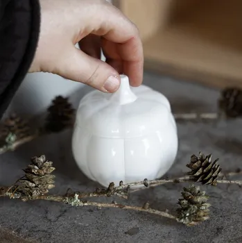 Dóza na potraviny Storefactory Skleněná dóza Dýně Brehult White 9 cm