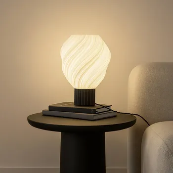 Lampička Stolní lampa Lindby Nuvia, výška 39,1 cm, bílá, 3D tisk - Podstavec – průměr 12 cm, výška 9 cm; délka kabelu 180 cm bílá, černá 1 x 15 W LED - Doprava zdarma
