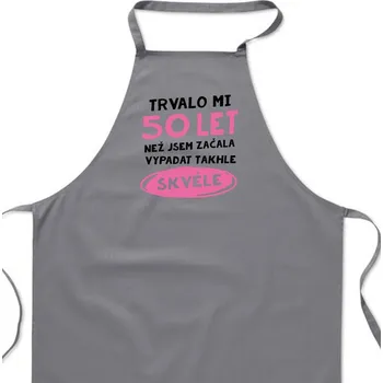 Kuchyňská zástěra Zástěra šedá - Trvalo mi 50 let než jsem začala vypadat takhle skvěle