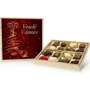 Bonboniéra Delafaille Chocolatier nv, Belgie VESELÉ VÁNOCE (Červený stromeček a baňky) - výběr belgických plněných pralinek v dřevěné dóze 200g