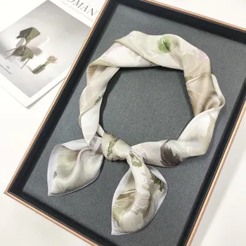 Šátek Hedvábný šátek s květinovým vzorem 70x70 cm v dárkovém balení, HEDVÁBNÝ SVĚT