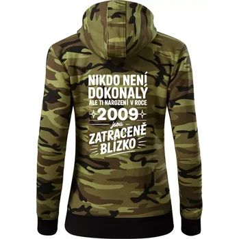 Dámská mikina Nikdo není dokonalý ale ti narození v roce 2009 jsou zatraceně blízko - Dámská mikina trendy zipper s kapucí - XS ( Zelený maskáč )