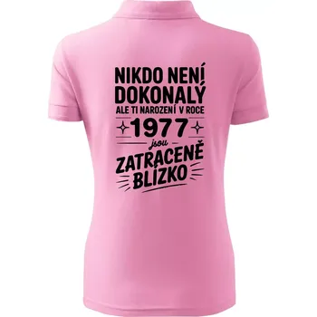 Nikdo není dokonalý ale ti narození v roce 1977 jsou zatraceně blízko - Polokošile dámská Pique Polo - M ( Růžová )