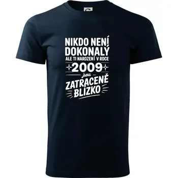 Nikdo není dokonalý ale ti narození v roce 2009 jsou zatraceně blízko - Triko extra velké (5-8XL) - 8XL ( Námořní modrá (velmi tmavá - téměř černá) )