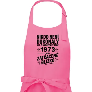 Kuchyňská zástěra Nikdo není dokonalý ale ti narození v roce 1973 jsou zatraceně blízko - Pánská zástěra na vaření - Univerzální velikost ( Růžová )