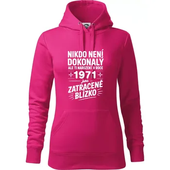 Dámská mikina Nikdo není dokonalý ale ti narození v roce 1971 jsou zatraceně blízko - Mikina dámská Cape s kapucí - XS ( Purpurová )