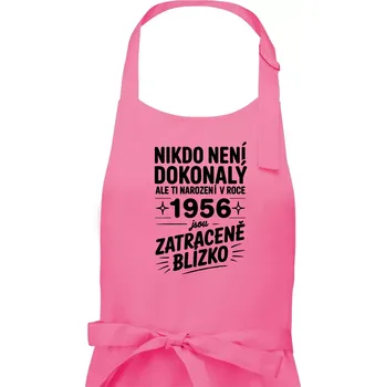 Kuchyňská zástěra Nikdo není dokonalý ale ti narození v roce 1956 jsou zatraceně blízko - Dámská zástěra na vaření - Univerzální velikost ( Růžová )