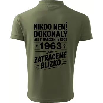 Pánská košile Nikdo není dokonalý ale ti narození v roce 1963 jsou zatraceně blízko - Polokošile pánská Pique Polo 203 - S ( Khaki )