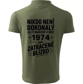Pánská košile Nikdo není dokonalý ale ti narození v roce 1974 jsou zatraceně blízko - Polokošile pánská Pique Polo 203 - L ( Khaki )