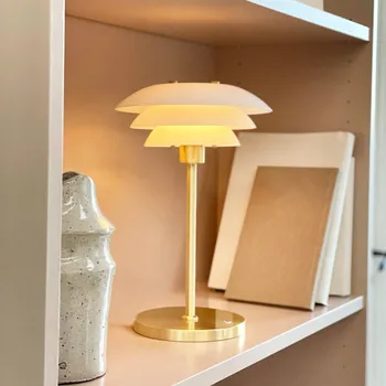 Lampička Dyberg Larsen LED stolní lampa DL20, výška 30 cm, sklo - Délka USB kabelu 150 cm opál, mosaz 1 x 3 W LED - Doprava zdarma
