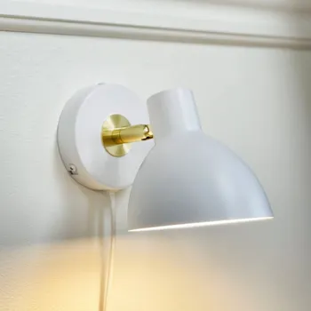 Lampička Dyberg Larsen nástěnné světlo Lilje, bílé, Ø 16 cm, kov bílá, mosazná 1 x 15 W LED - Doprava zdarma