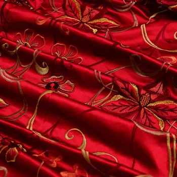 Hedvábný satén červený s výšivkou, š.135