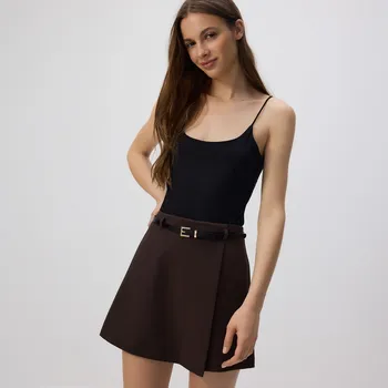 Dámské kraťasy Reserved - Kraťasová sukně s páskem - tmavě hnědá - 862GS-89X - 862GS-89X-S