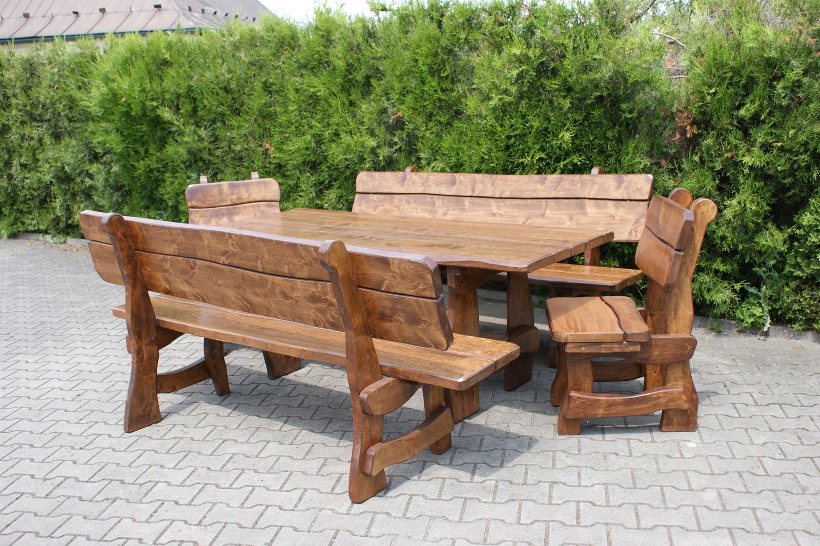 Masivní zahradní nábytek