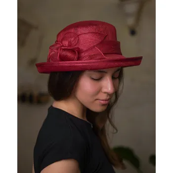 Šála SEEBERGER Cloche červený slavnostní klobouček s ozdobou - ze sisálové slámy Velikost: Unisize (S-XL)